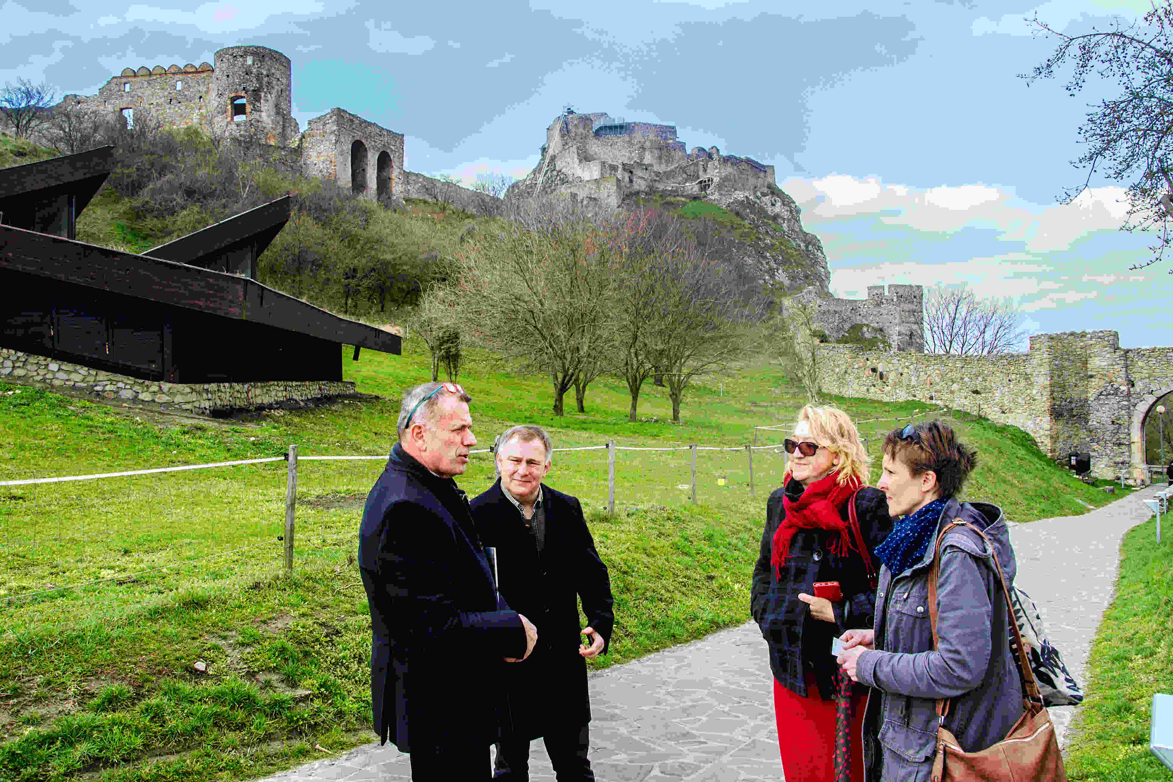 Deutschland-24/7.de - Deutschland Infos & Deutschland Tipps | Ein zugkrftiger Partner in der grenzberschreitenden Kulturkooperation beiderseits der March: Hermann Hansy, EU-Fachbereichskoordinator in N.Regional.GmbH, der die Kooperation mit dem Museum Bratislava eingefdelt hat,  Brgermeister Gernot Haupt aus Marchegg,, Brgermeisterin Ľubica Kolkov aus Devin und Museumsleiterin Katarina Harmajudyova. (v.l. n.r.)